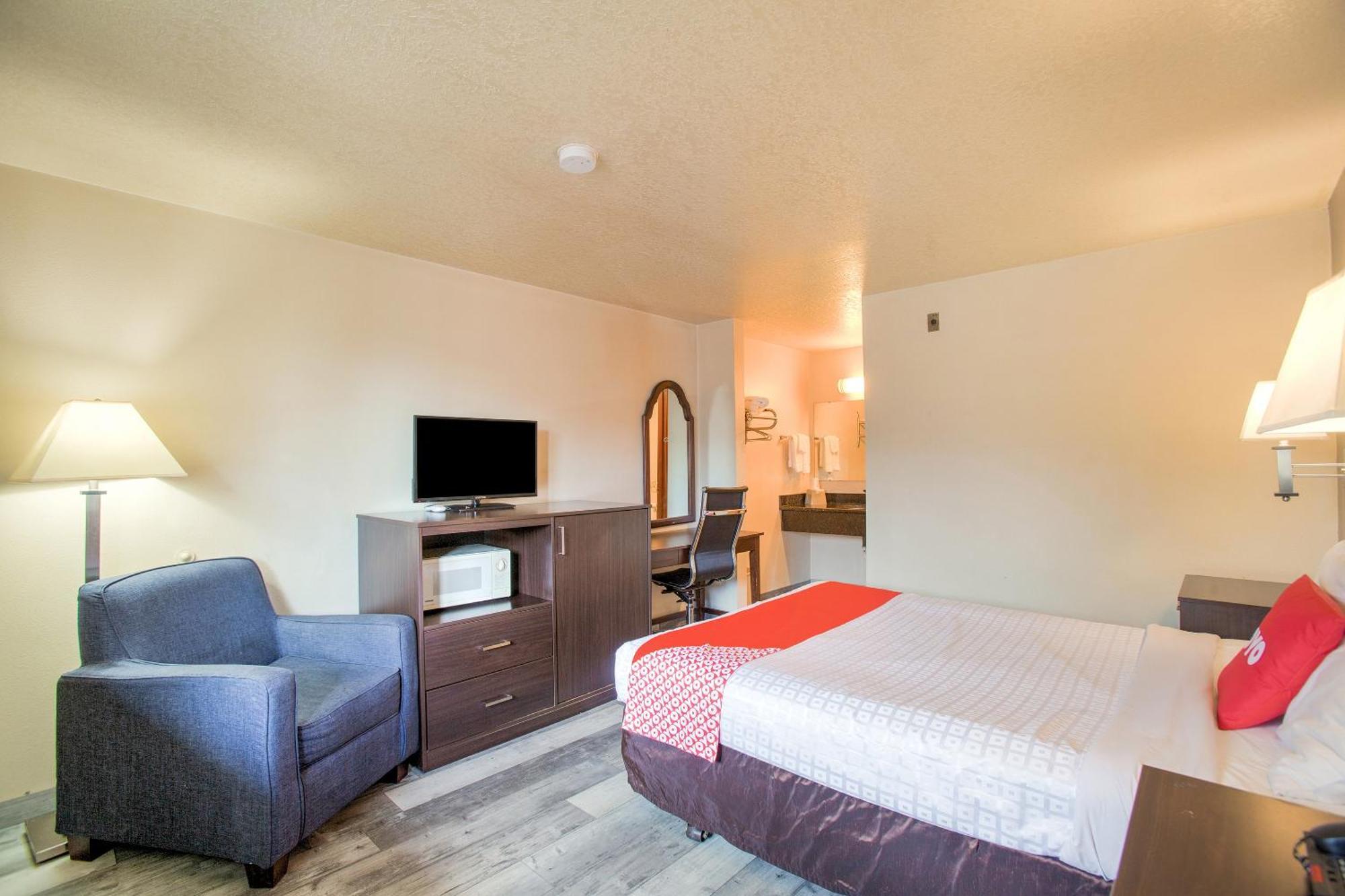 Oyo Woodland Hotel And Suites Exterior photo