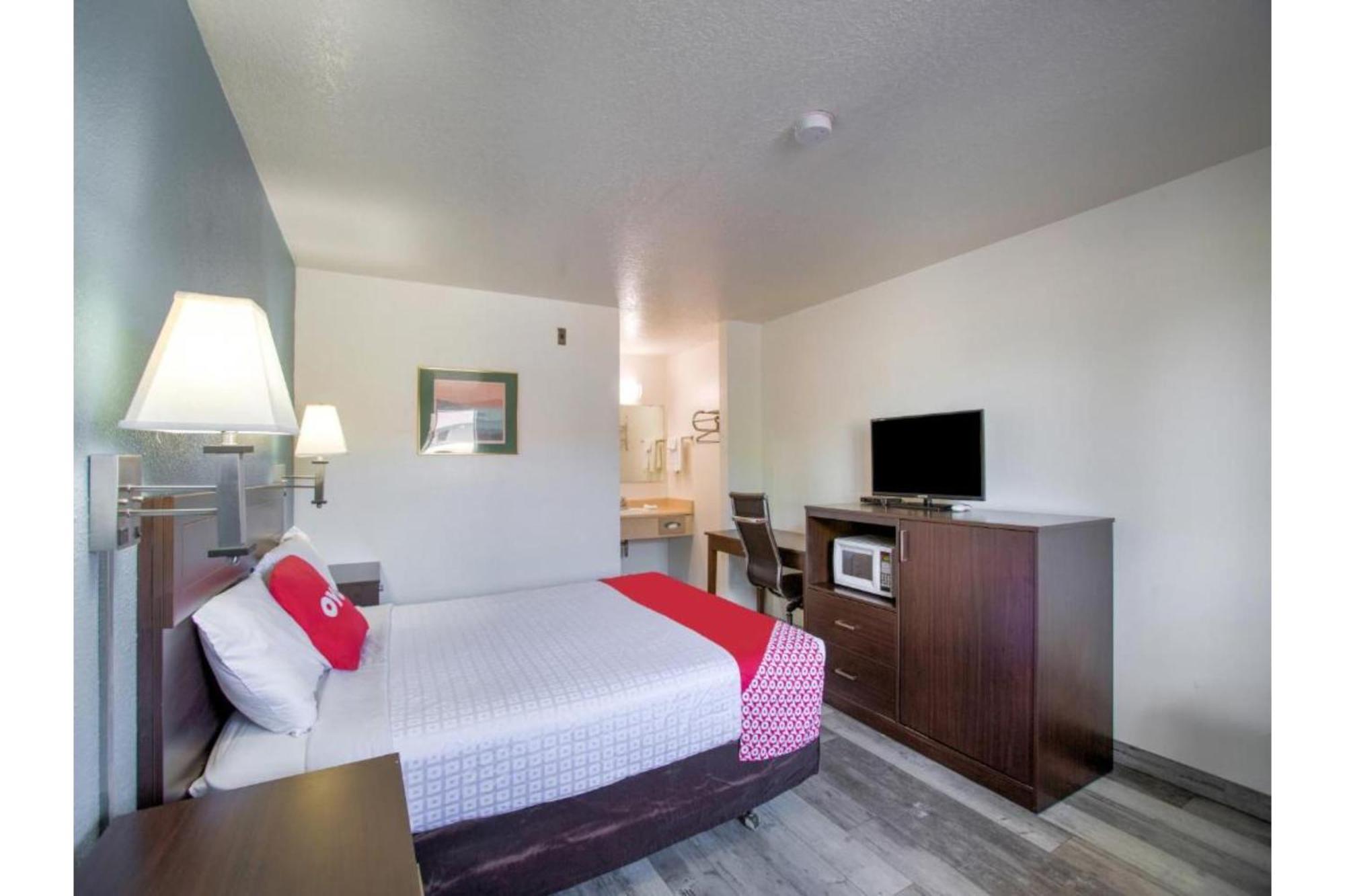 Oyo Woodland Hotel And Suites Exterior photo