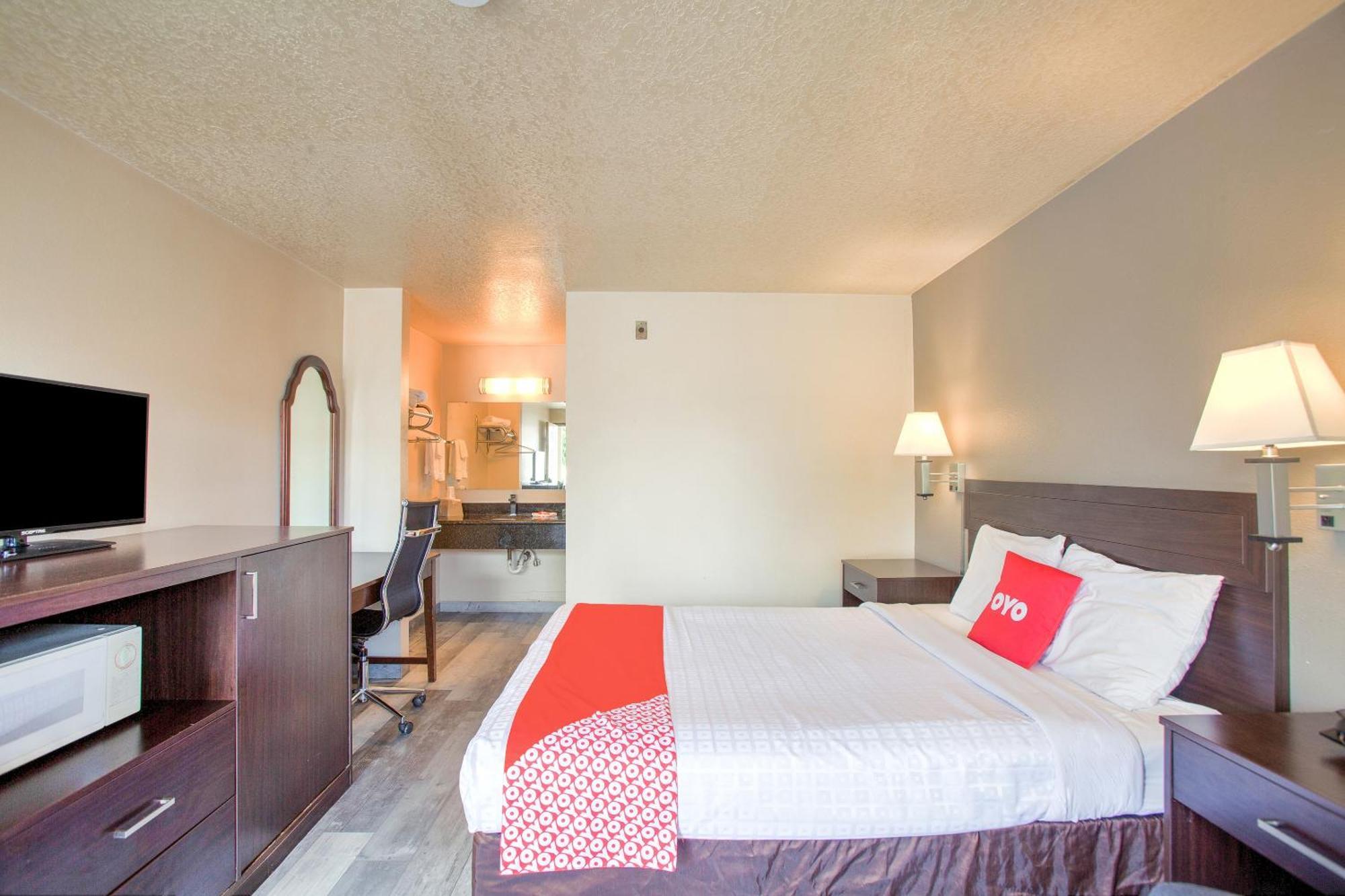 Oyo Woodland Hotel And Suites Exterior photo